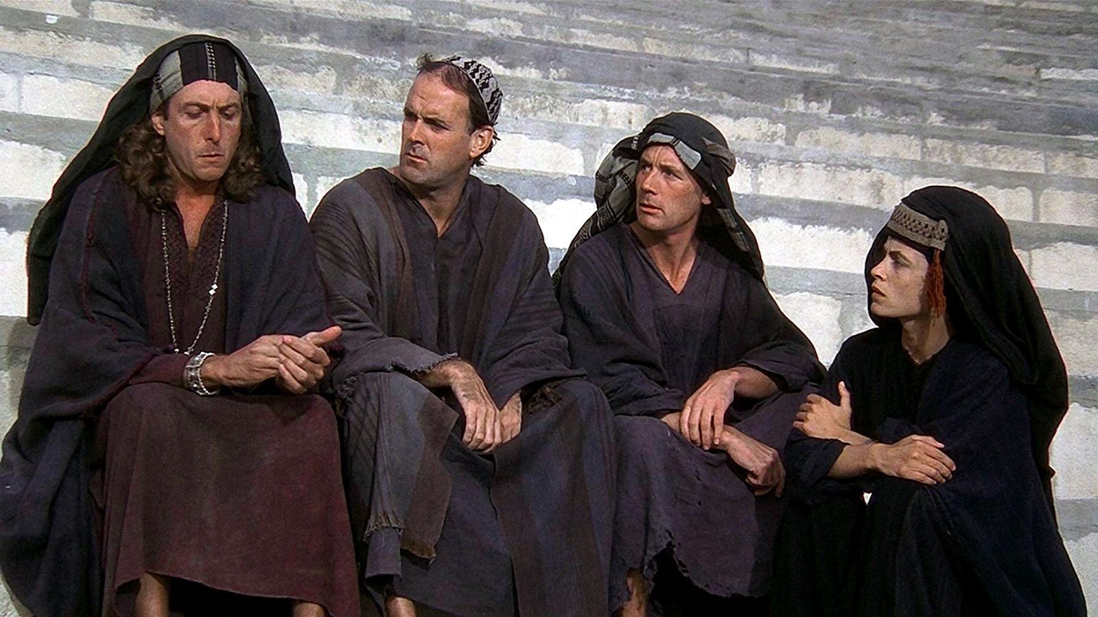 Die Volksfront von Judäa - von links: Eric Idle, John Cleese, Michael Palin, Sue Jones-Davies - diskutiert über „Vergeltungsaktionen“ gegen die Römer. (Bild: RTLZWEI)