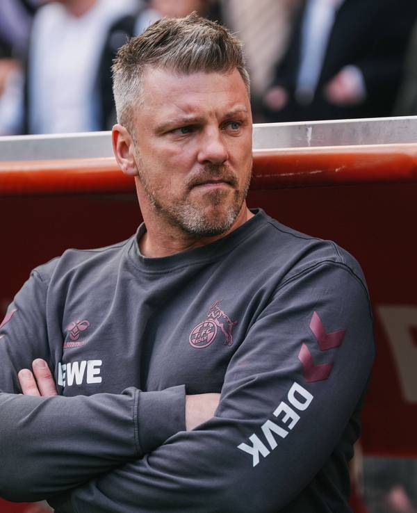Lukas Kwasniok als Trainer des 1. FC Köln beim Spiel gegen Borussia Mönchengladbach