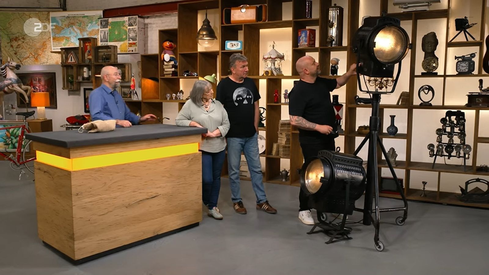 Horst Lichter hatte sich unbemerkt dem Expertentisch genähert. (Bild: ZDF)