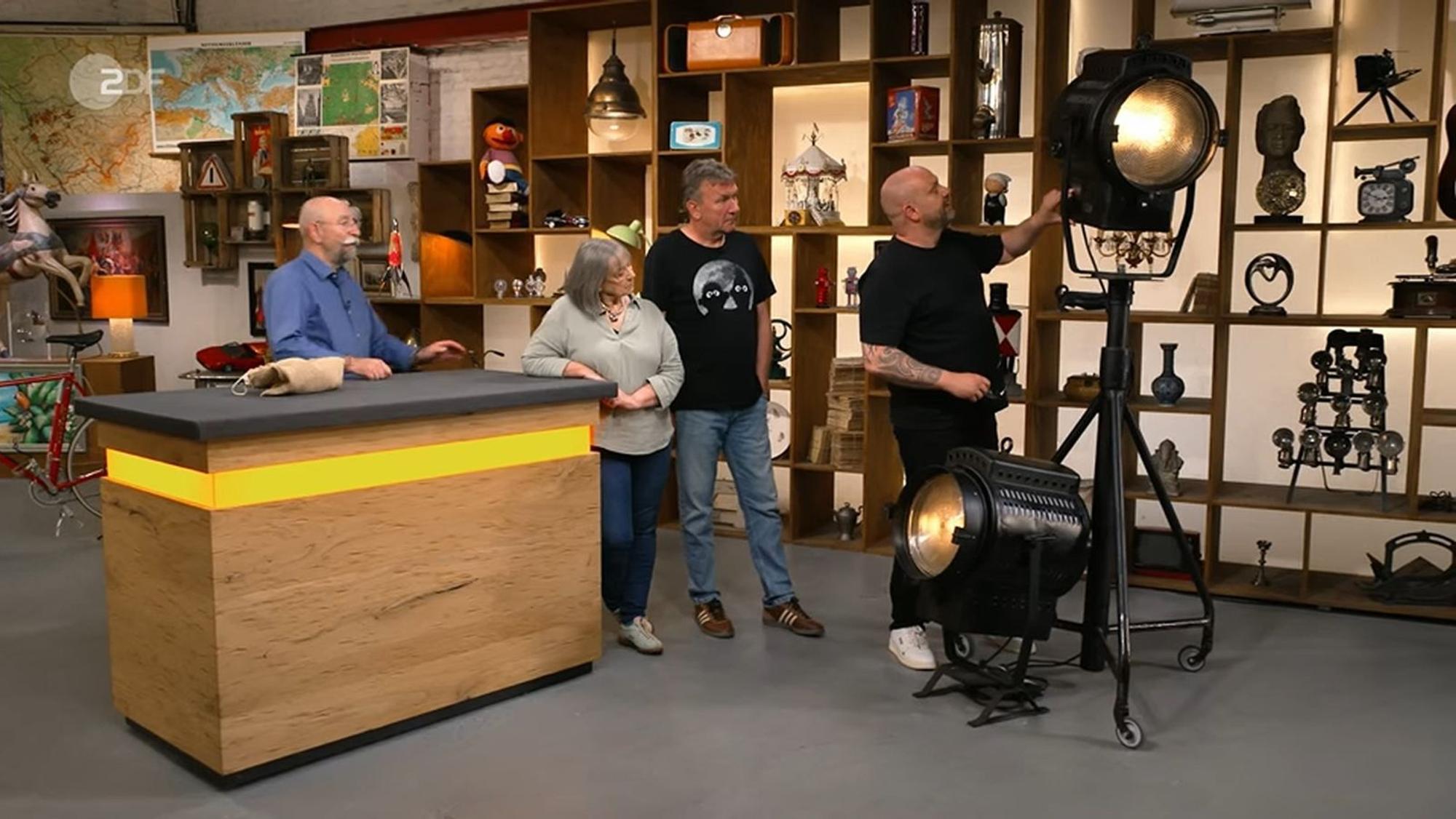 Horst Lichter hatte sich unbemerkt dem Expertentisch genähert. (Bild: ZDF)