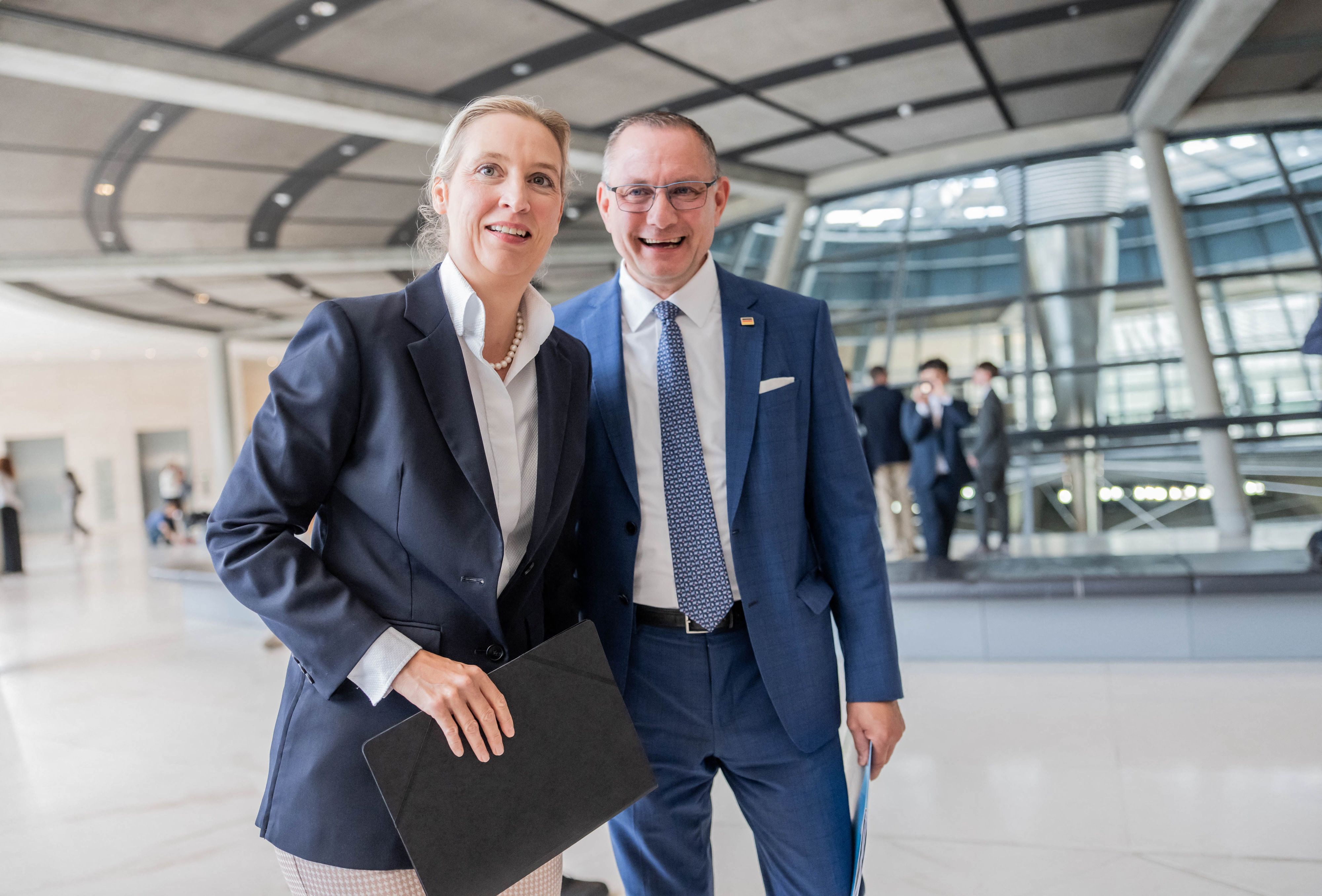 Die AfD-Chefin Alice Weidel neben dem Bundesvorsitzenden und Fraktionsvorsitzenden Tino Chrupalla im Bundestag. (Archivbild)