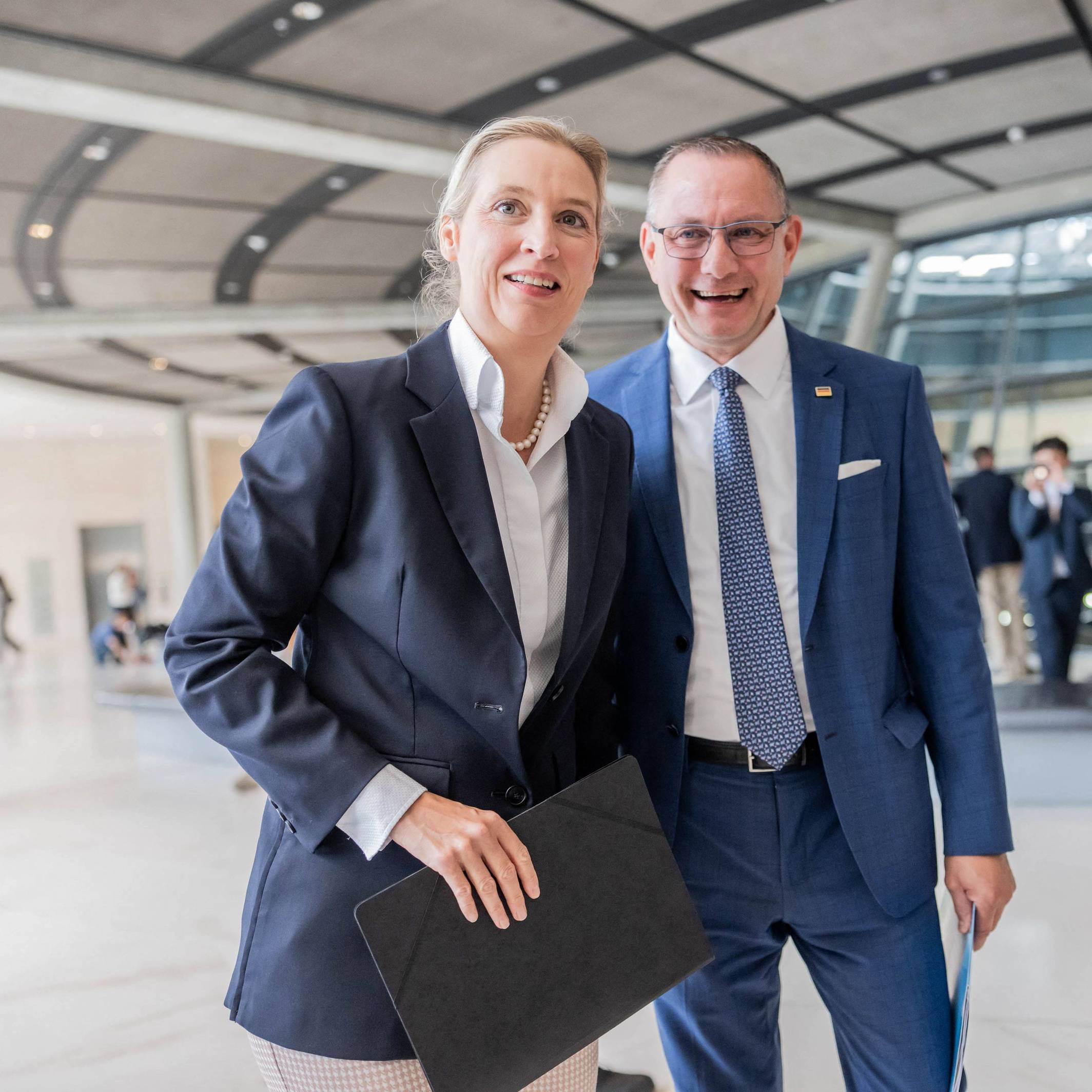 Die AfD-Chefin Alice Weidel neben dem Bundesvorsitzenden und Fraktionsvorsitzenden Tino Chrupalla im Bundestag. (Archivbild)