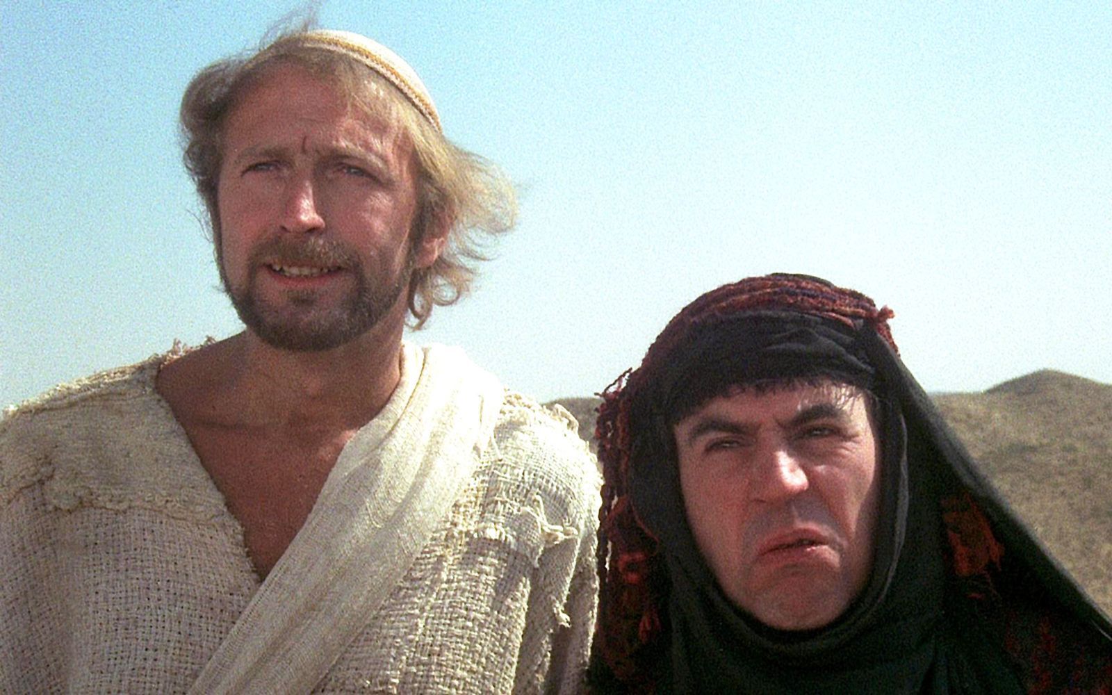 Brian (Graham Chapman, links) und seine Mutter (Terry Jones, re.) sind auf dem Weg zu einer Steinigung. (Bild: RTLZWEI)