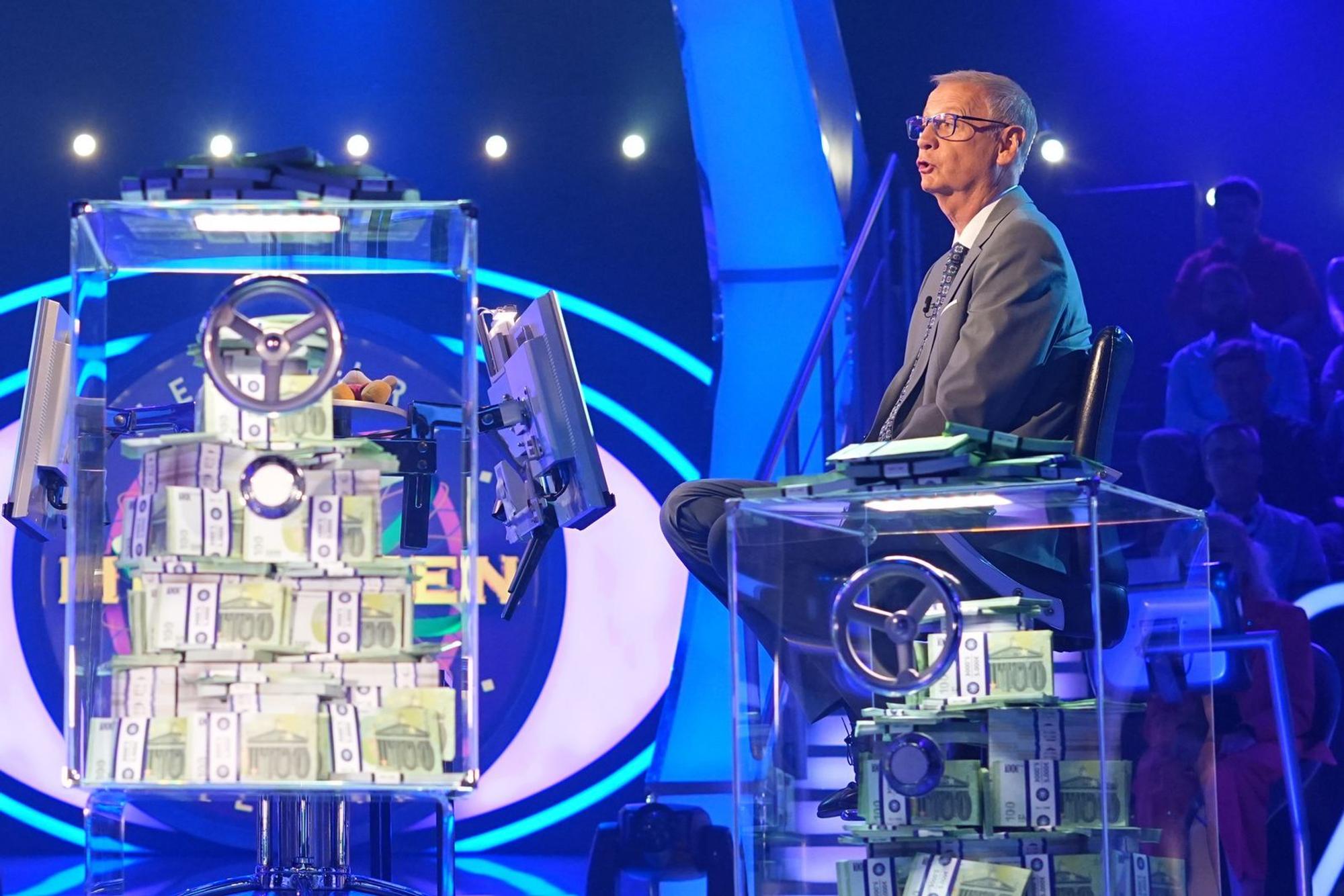 So nah und doch so fern: Der Geldberg bei Günther Jauch blieb für Kandidatin Gabriele Schmickl unerreichbar - auf fast tragische Weise. (Bild: RTL/Stefan Gregorowius)