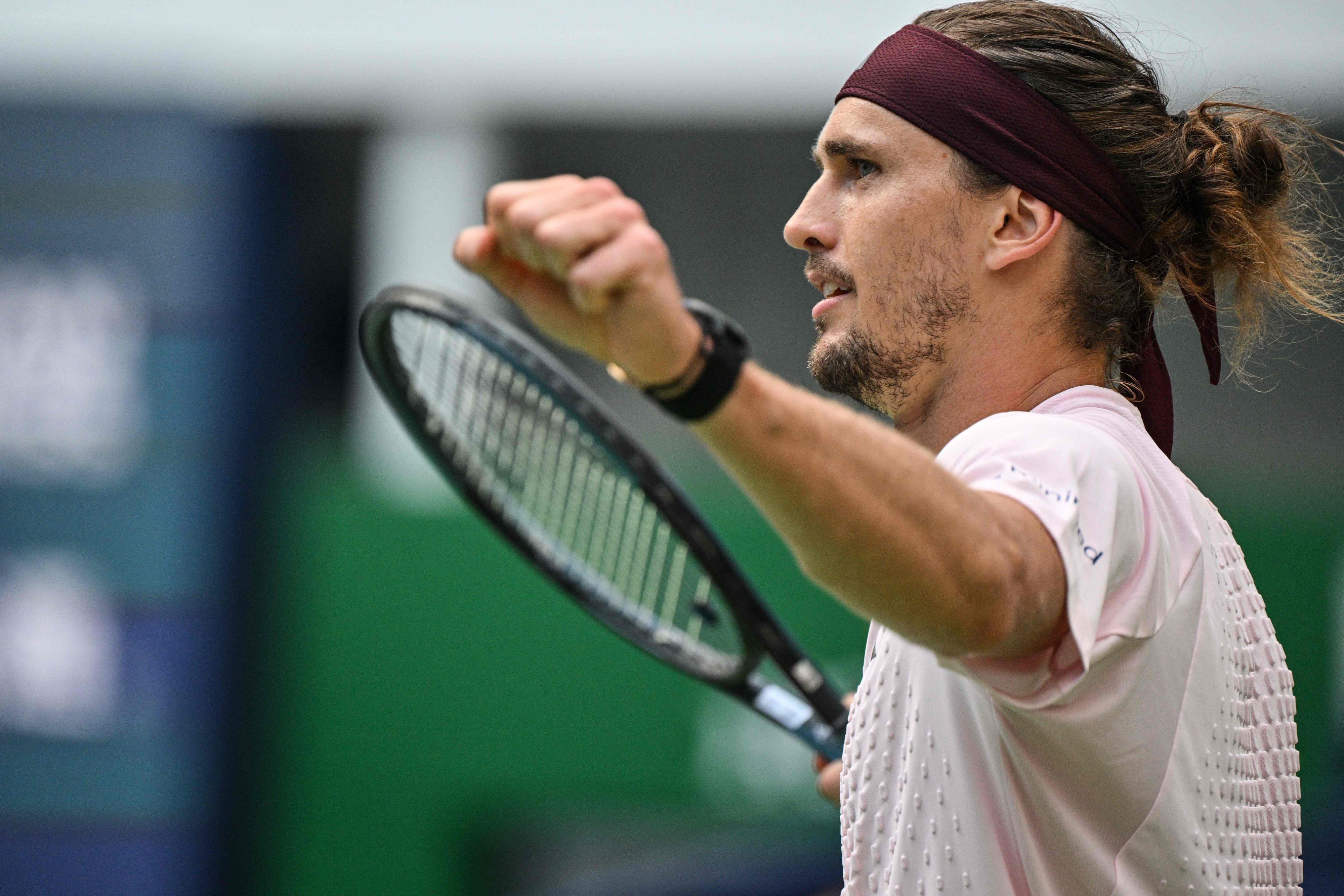Sascha Zverev ballt die Faust während einem Tennisspiel.