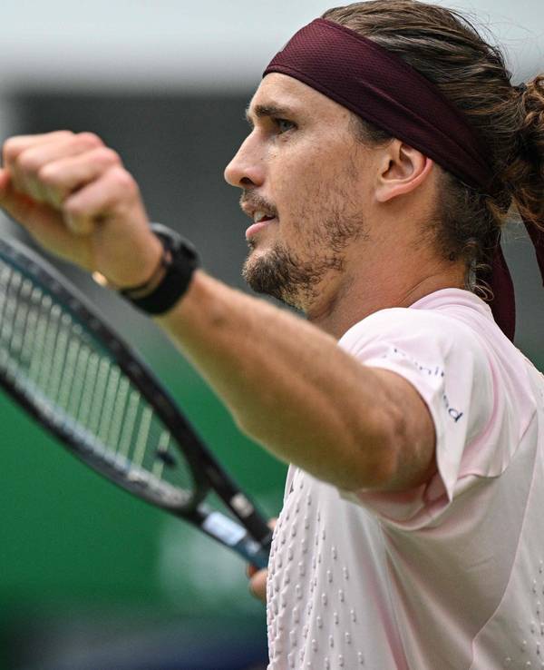 Sascha Zverev ballt die Faust während einem Tennisspiel.