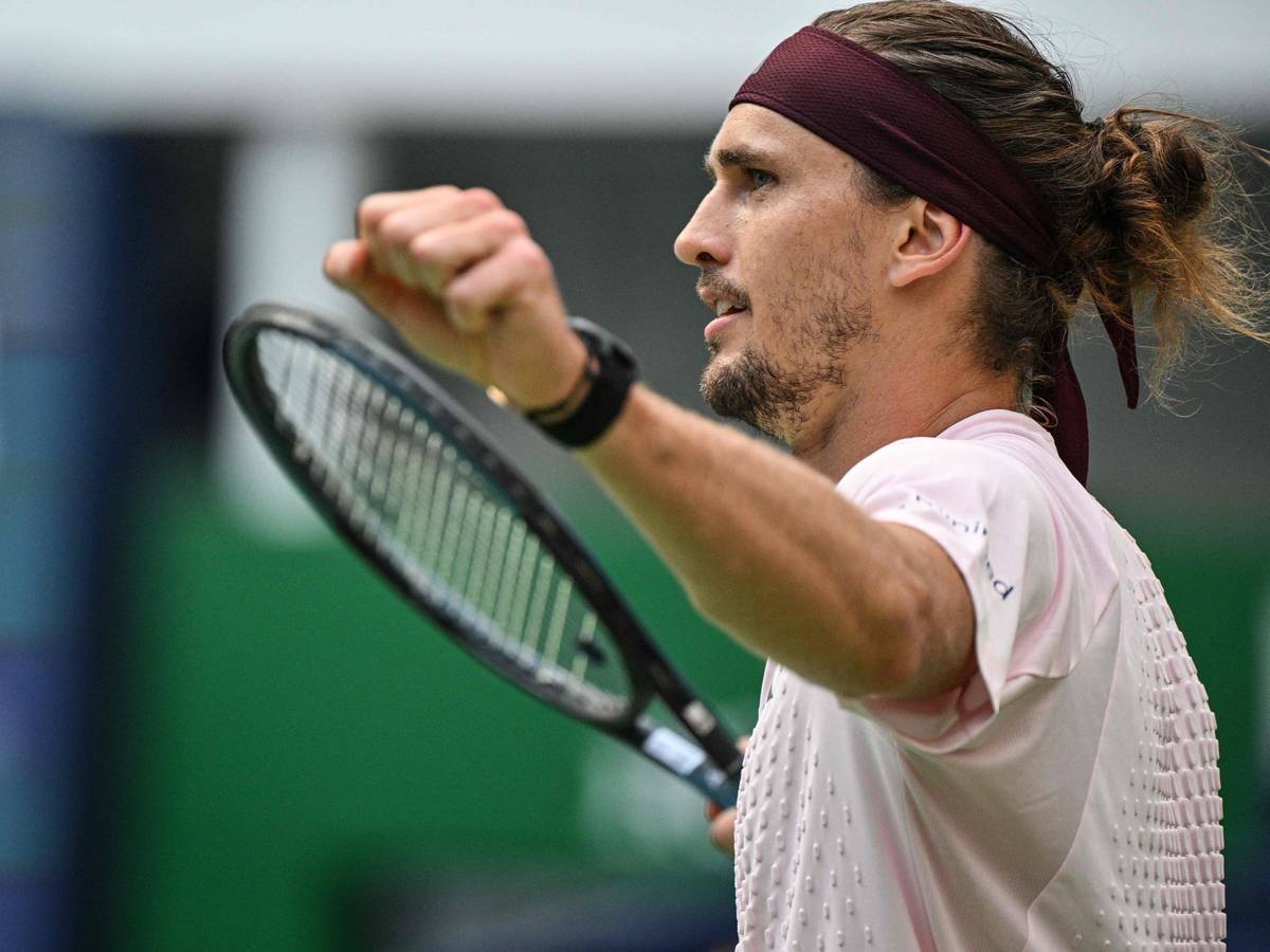 Sascha Zverev ballt die Faust während einem Tennisspiel.