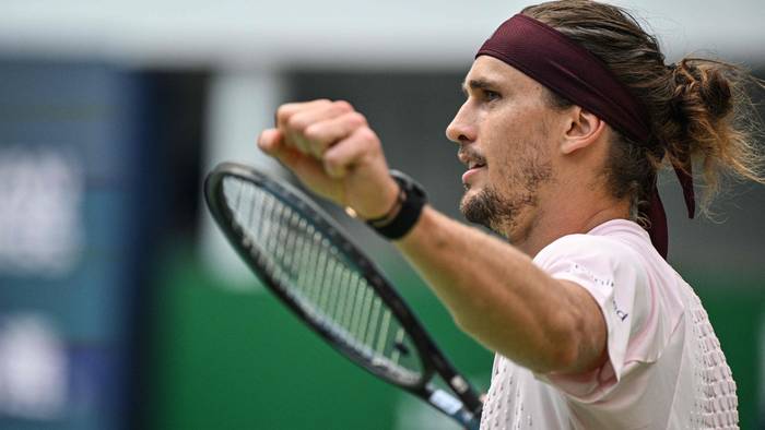 Sascha Zverev ballt die Faust während einem Tennisspiel.
