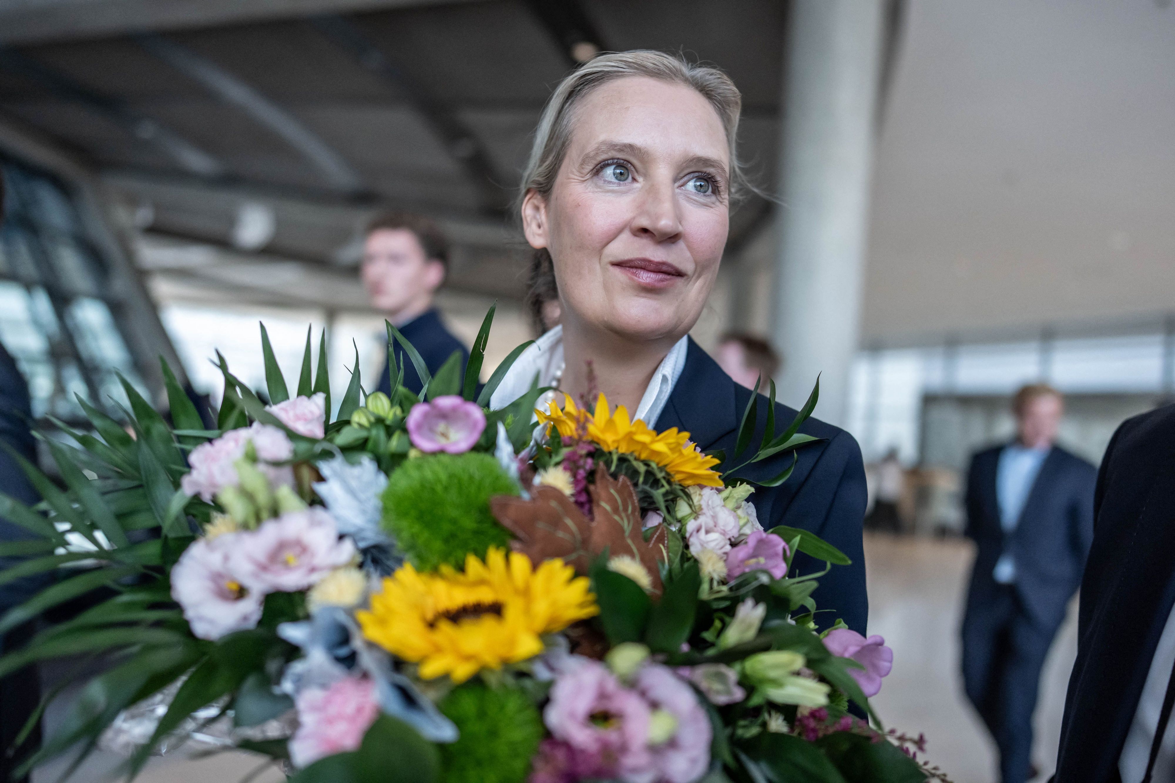 Alice Weidel mit Blumenstrauß.