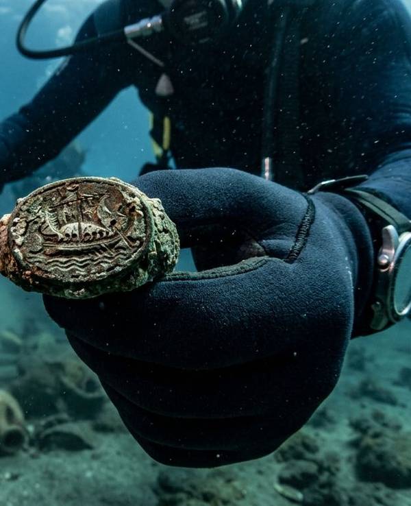 Taucher mit Ring im Meer.