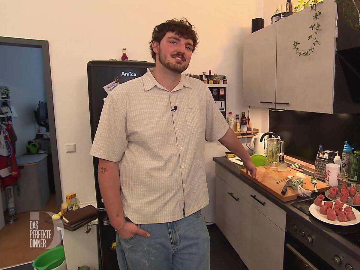 Es ist vollbracht: Mit den gerollten Rosen-Ravioli hat David die Vorbereitungen geschafft.
(Bild: RTL)