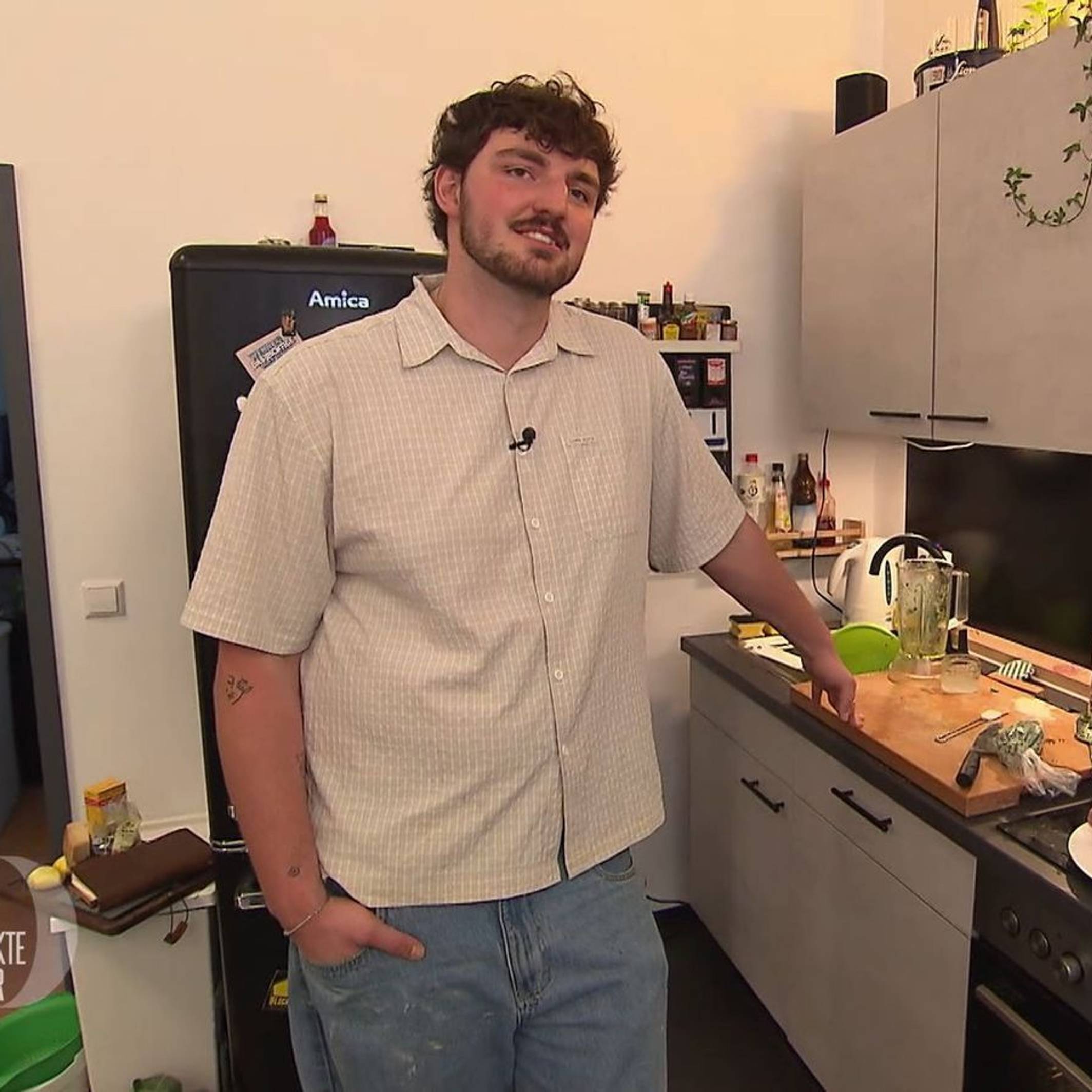 Es ist vollbracht: Mit den gerollten Rosen-Ravioli hat David die Vorbereitungen geschafft.
(Bild: RTL)