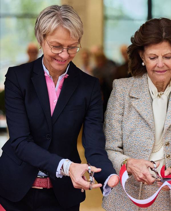 Königin Silvia von Schweden schneidet bei der Eröffnung des Luisen-Gymnasiums ein Band durch mit Dorothee Feller (l, CDU), Ministerin für Schule und Bildung des Landes Nordrhein-Westfalen, und Stephan Keller, Oberbürgermeister von Düsseldorf.