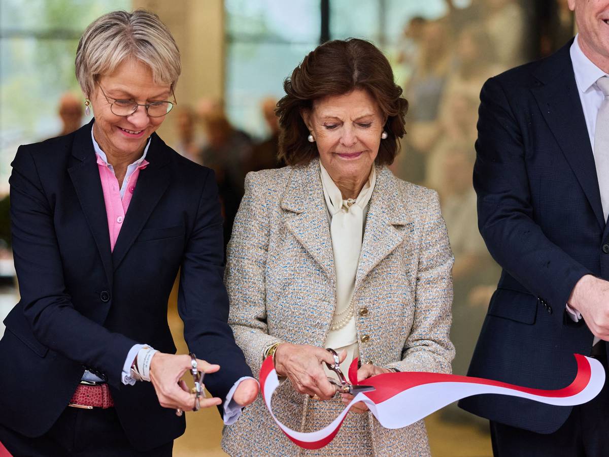 Königin Silvia von Schweden schneidet bei der Eröffnung des Luisen-Gymnasiums ein Band durch mit Dorothee Feller (l, CDU), Ministerin für Schule und Bildung des Landes Nordrhein-Westfalen, und Stephan Keller, Oberbürgermeister von Düsseldorf.