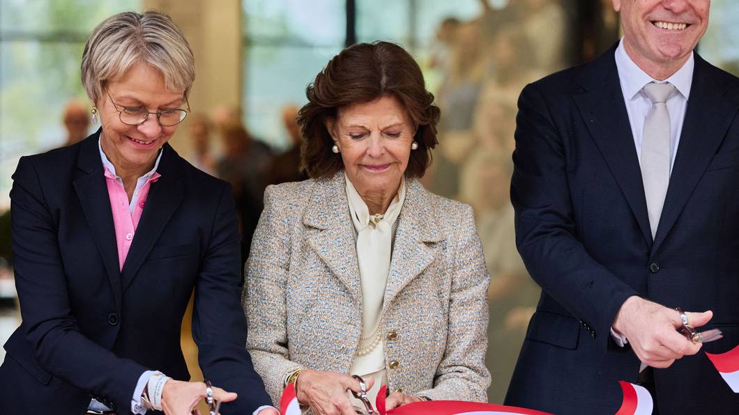 Königin Silvia von Schweden schneidet bei der Eröffnung des Luisen-Gymnasiums ein Band durch mit Dorothee Feller (l, CDU), Ministerin für Schule und Bildung des Landes Nordrhein-Westfalen, und Stephan Keller, Oberbürgermeister von Düsseldorf.