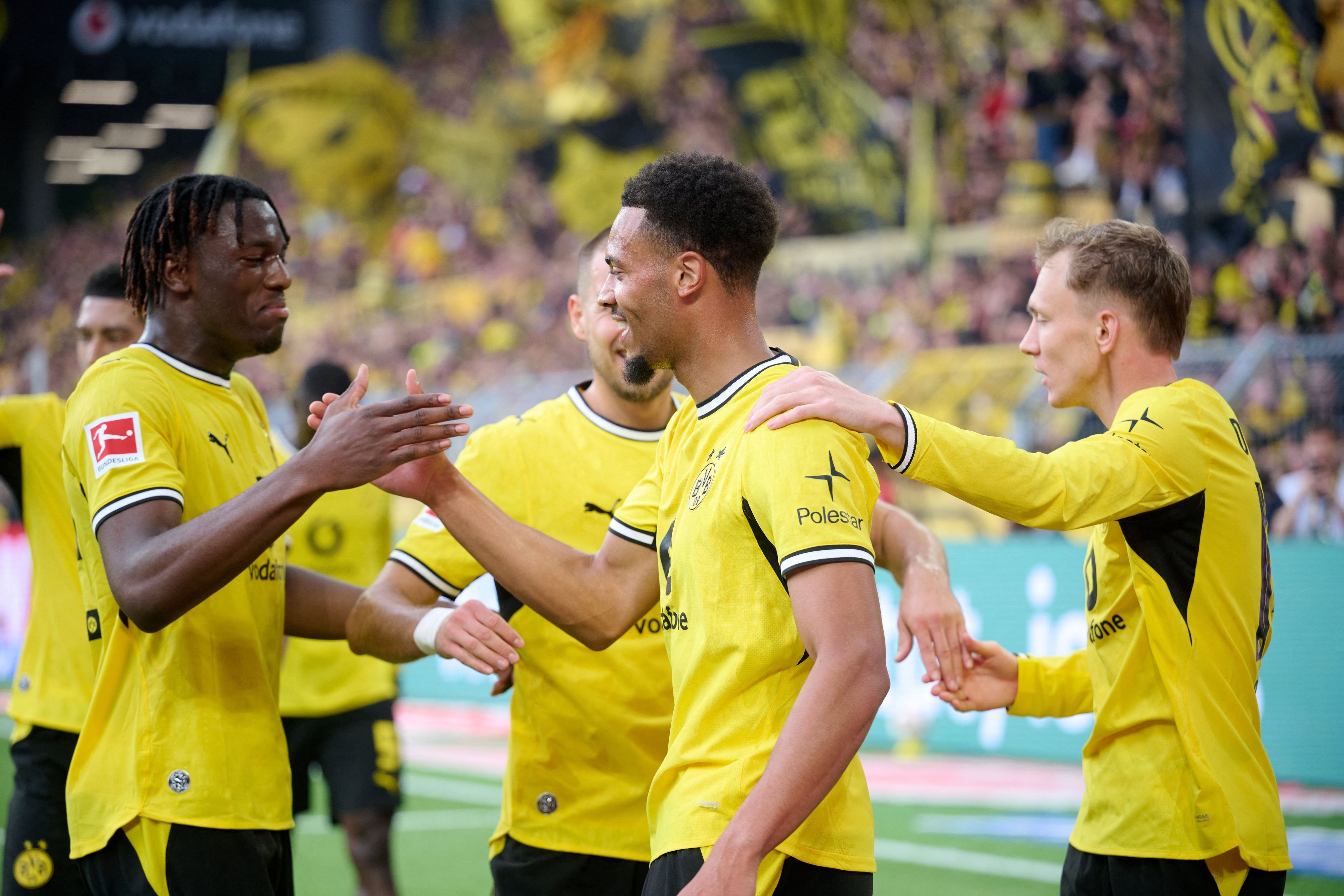 Die Profis von Borussia Dortmund jubeln gemeinsam vor der Südkurve.