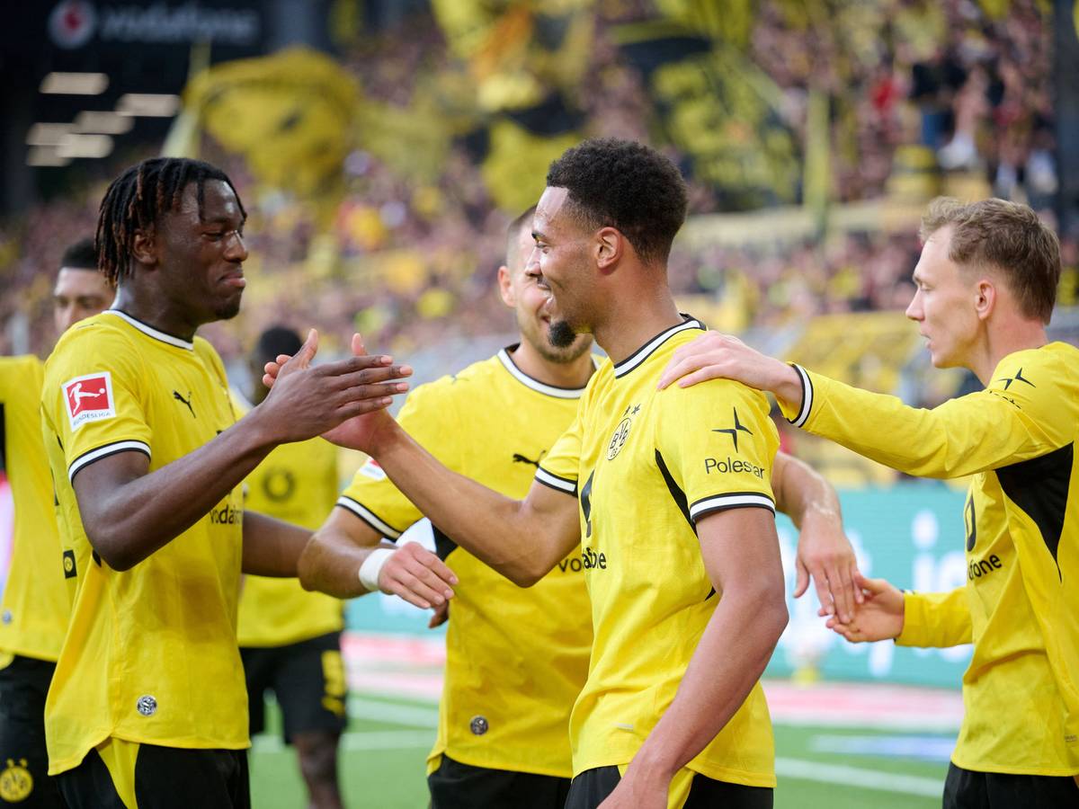 Die Profis von Borussia Dortmund jubeln gemeinsam vor der Südkurve.