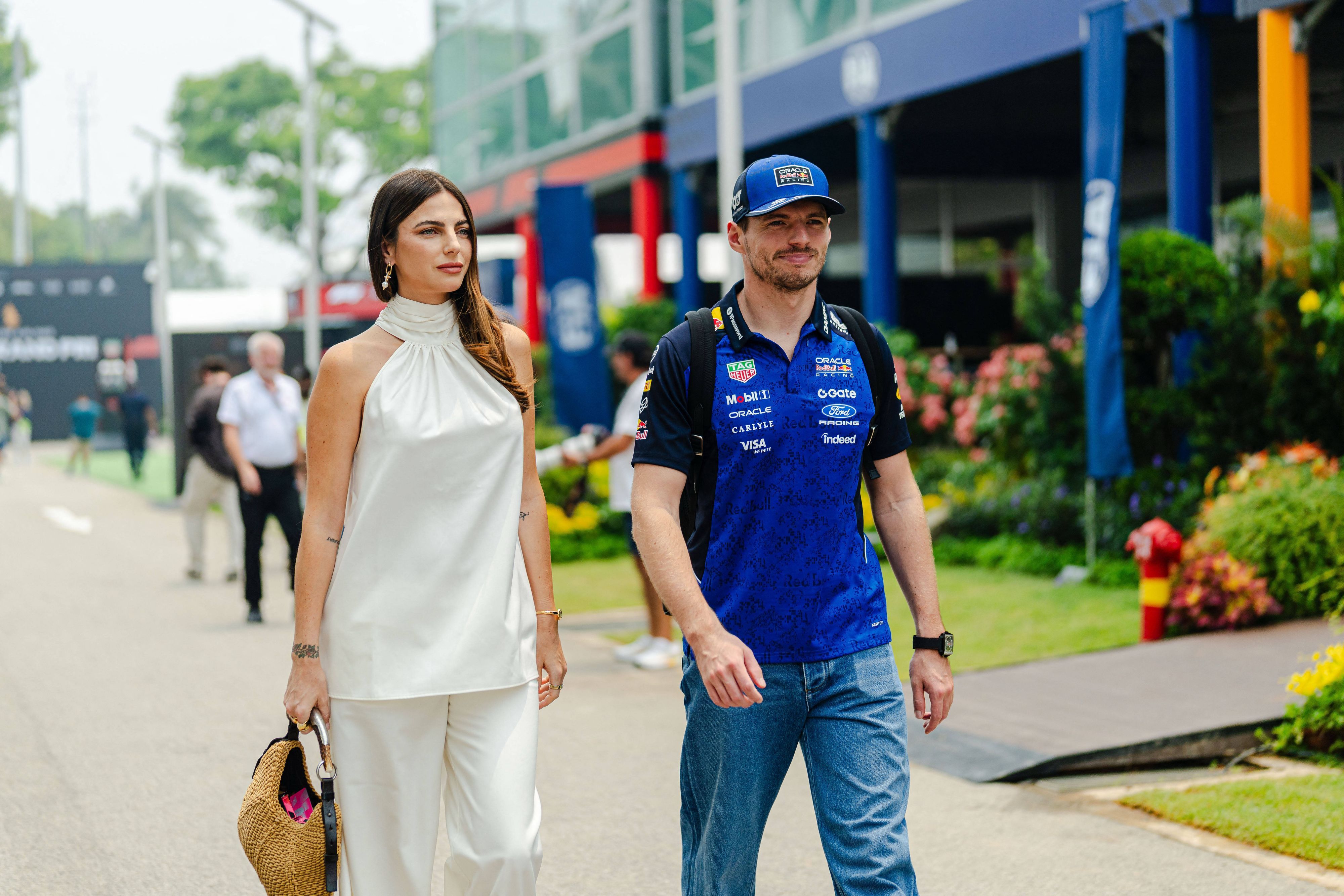 Kelly Piquet und Max Verstappen in Singapur im Fahrerlager der Formel 1.