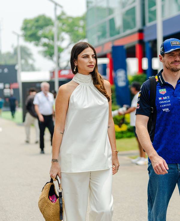 Kelly Piquet und Max Verstappen in Singapur im Fahrerlager der Formel 1.