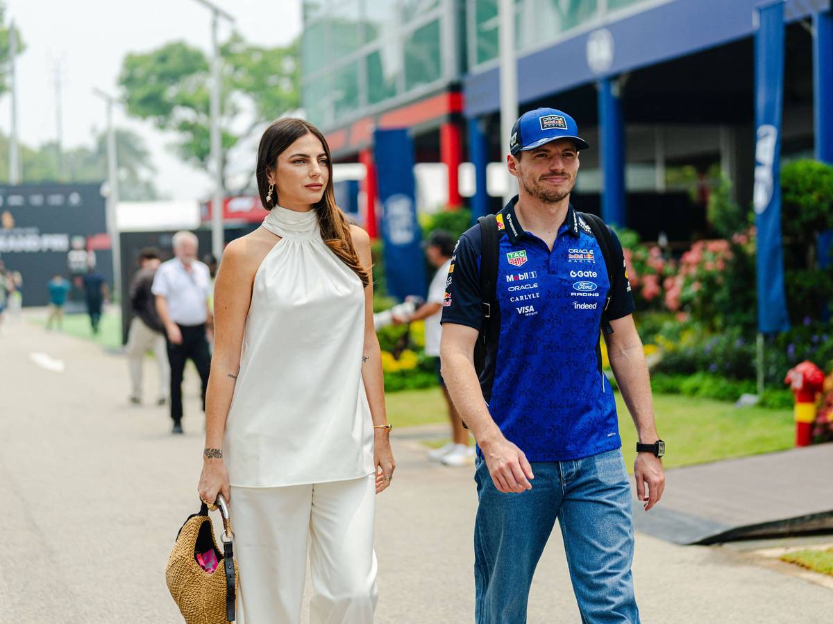 Kelly Piquet und Max Verstappen in Singapur im Fahrerlager der Formel 1.