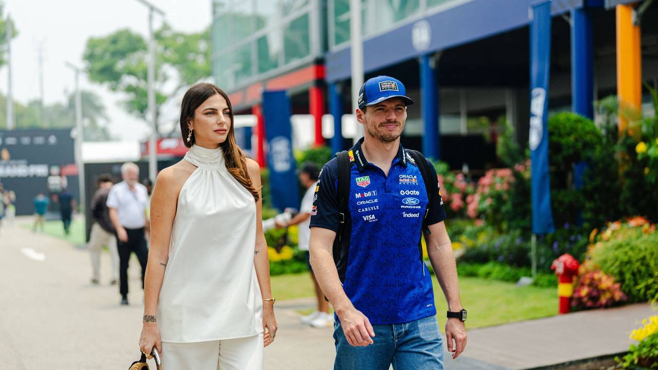 Kelly Piquet und Max Verstappen in Singapur im Fahrerlager der Formel 1.