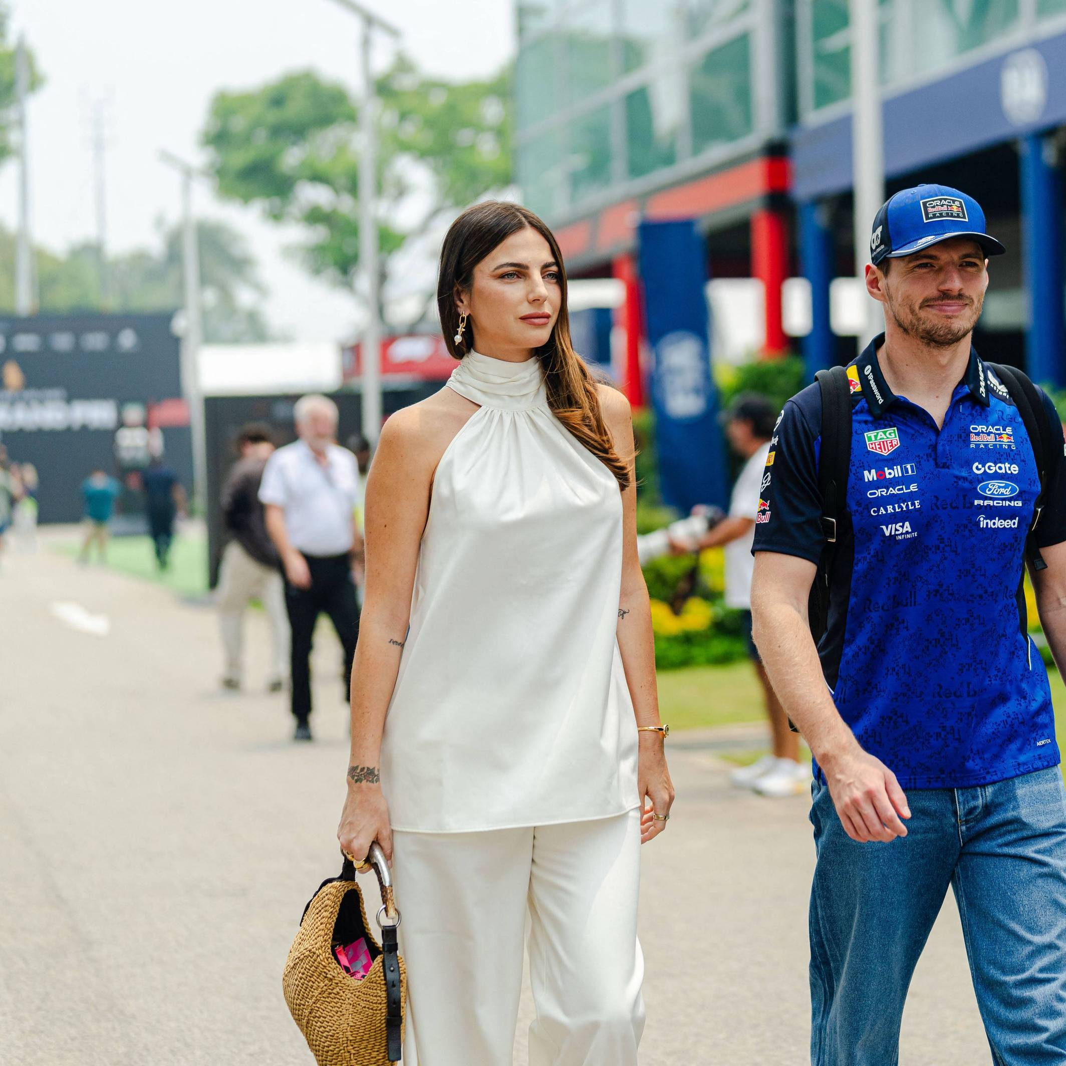 Kelly Piquet und Max Verstappen in Singapur im Fahrerlager der Formel 1.