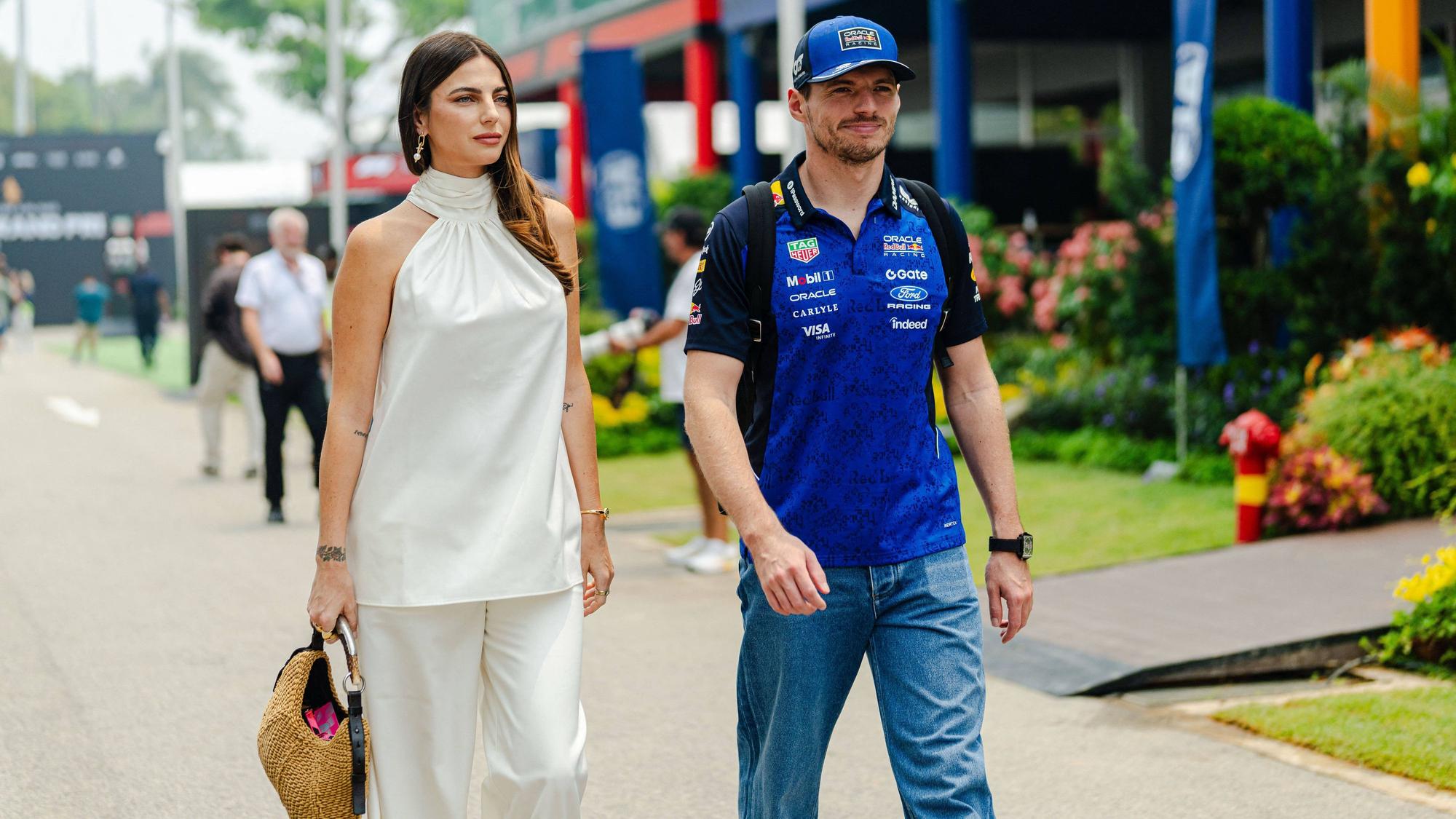 Kelly Piquet und Max Verstappen gehen in Singapur durch das Fahrerlager der Formel 1.