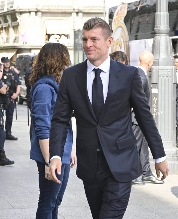 Toni Kroos beim Empfang der Mannschaft von Real Madrid nach Gewinn der La-Liga-Meisterschaft 2024 in der Real Casa de Correos in