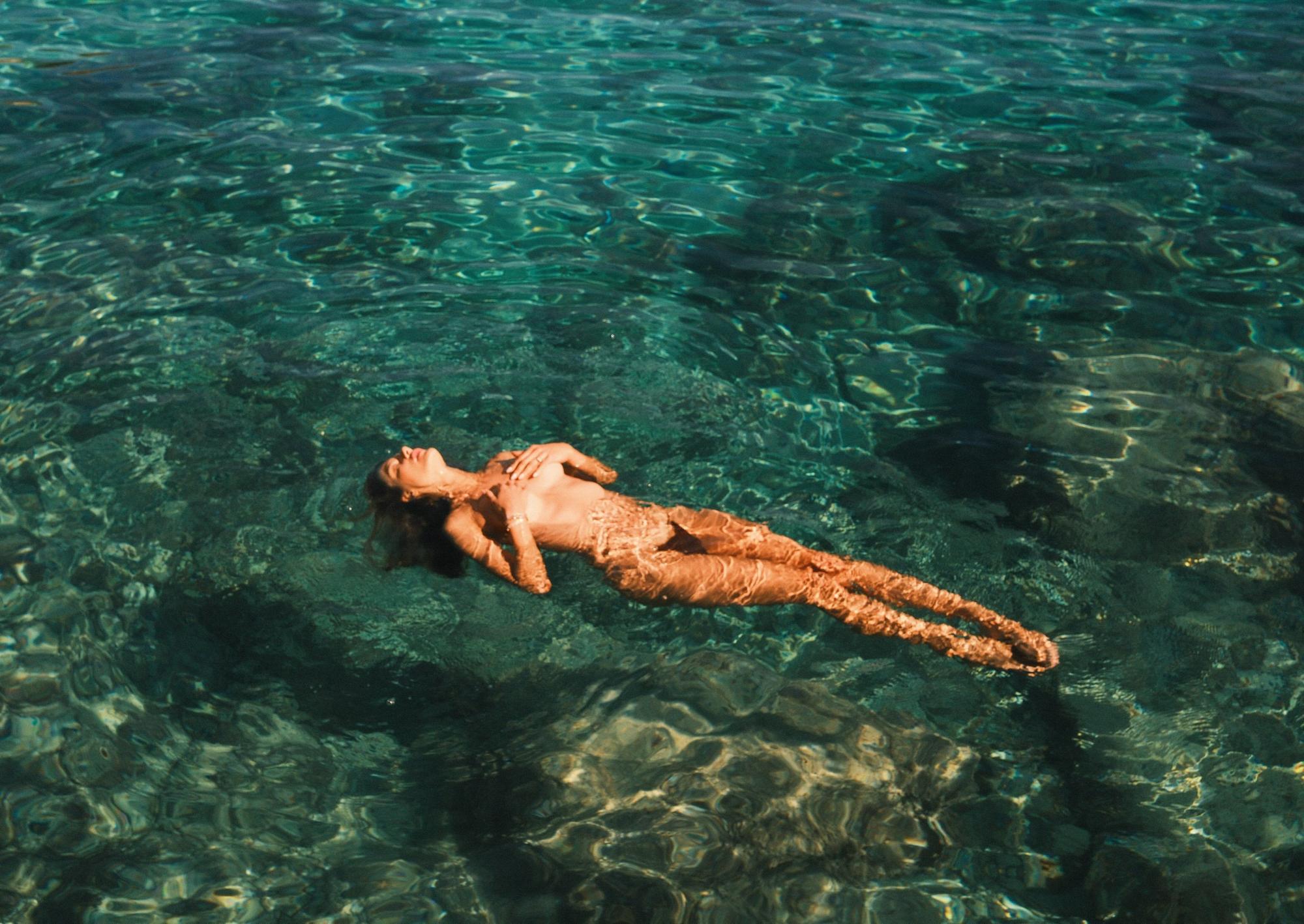 Das Supermodel badet entspannt im Meer. Die Fans sind begeistert.