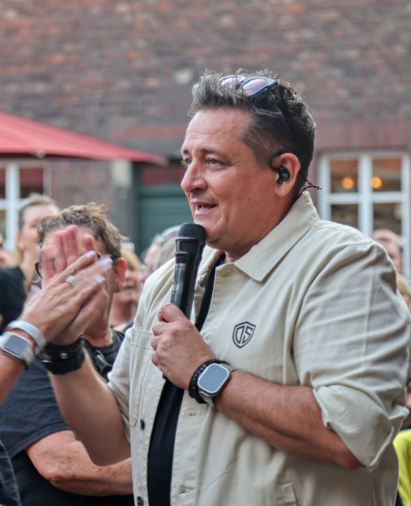 Micky Nauber von den Domstürmern klatscht mit Fans ab.