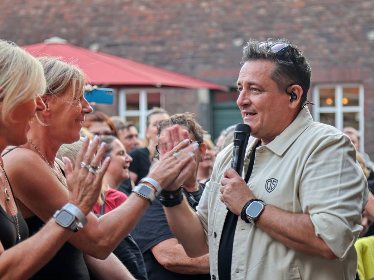 Micky Nauber von den Domstürmern klatscht mit Fans ab.