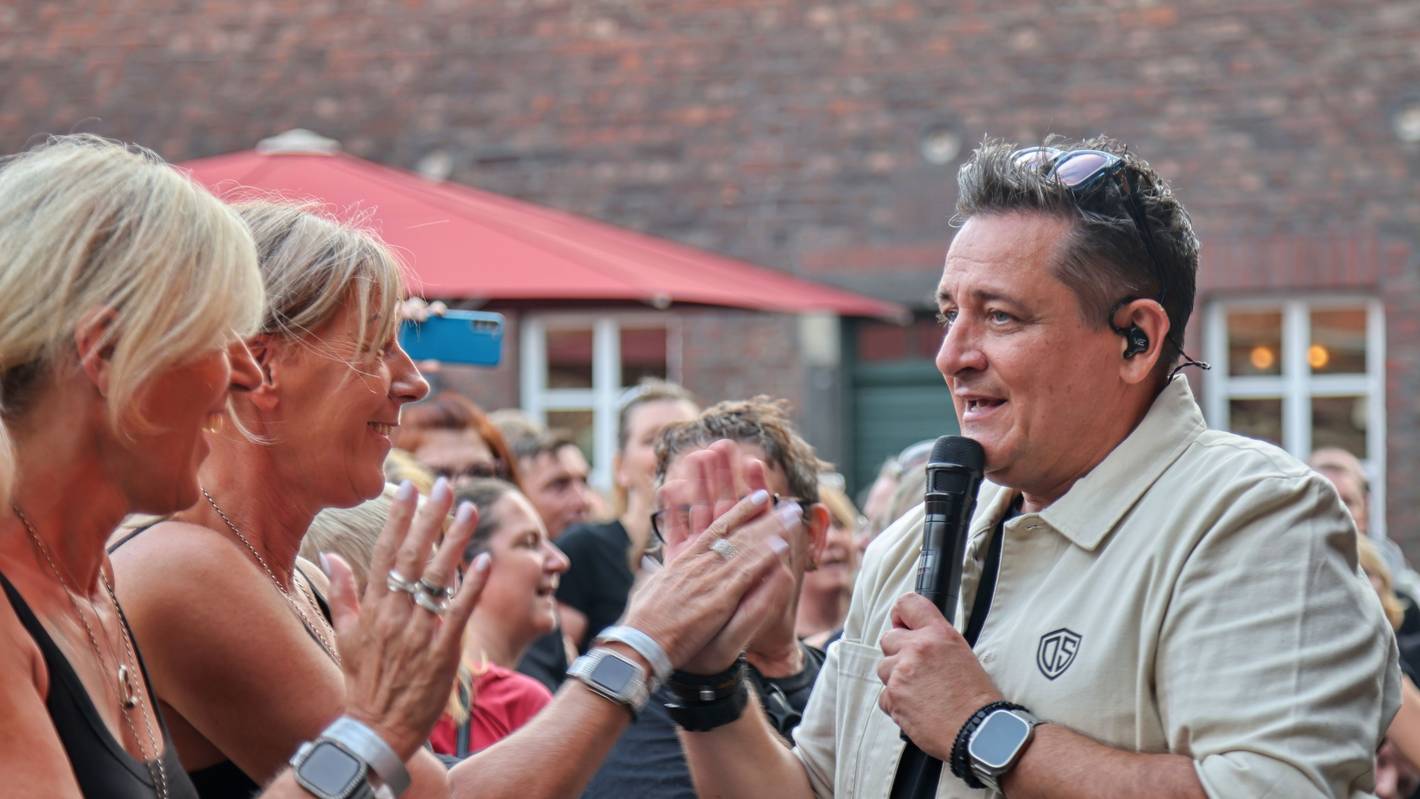 Micky Nauber von den Domstürmern klatscht mit Fans ab.