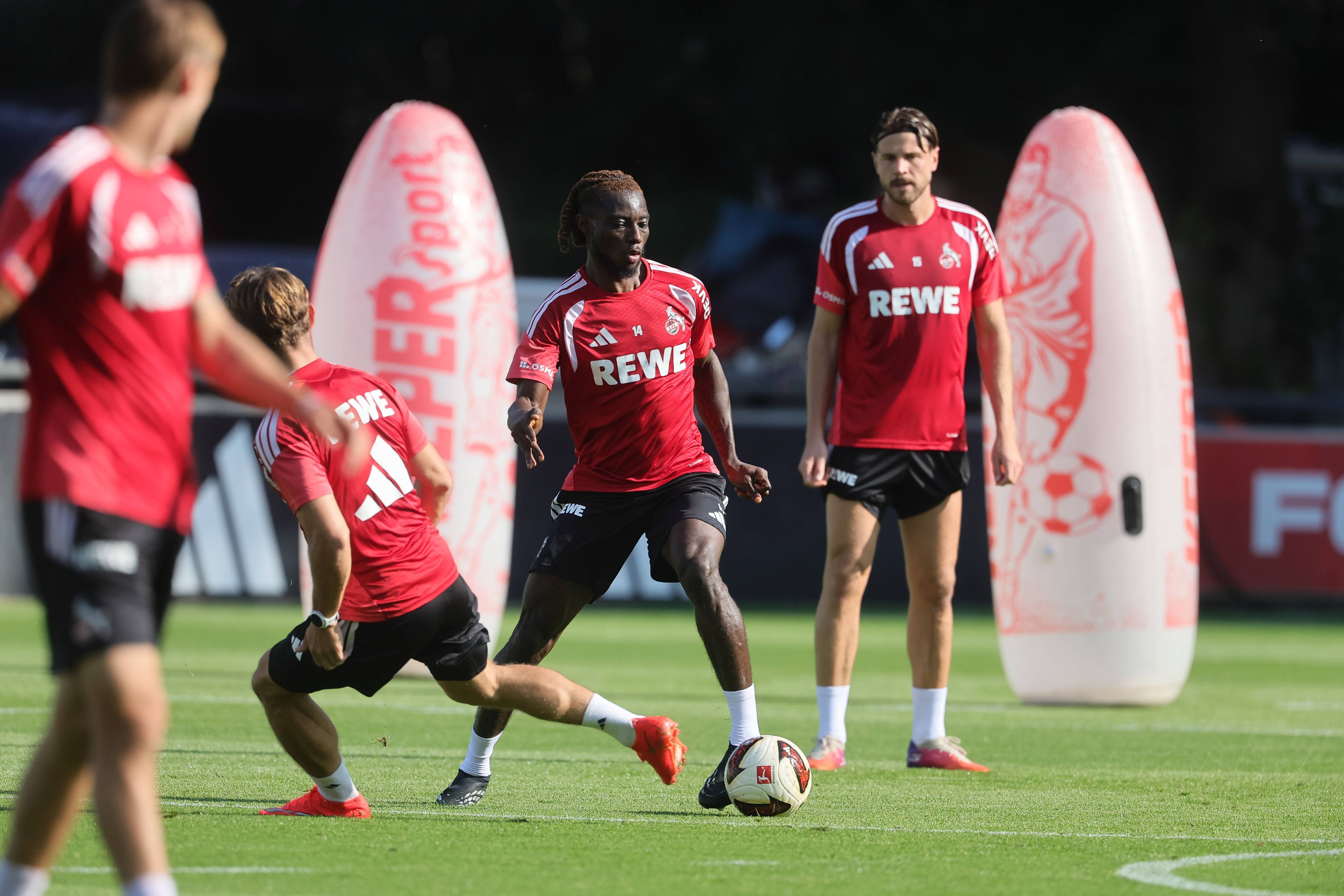 Dribbling von Gideon Mensah im Training des 1. FC Köln.