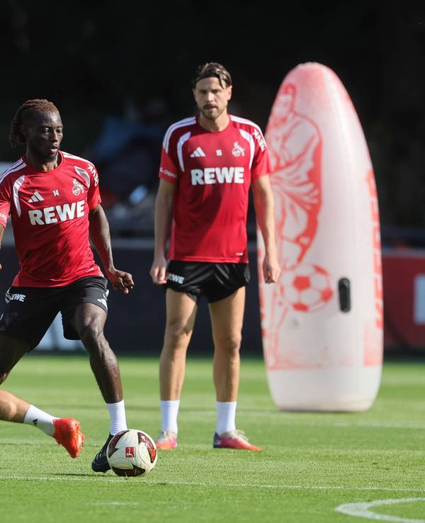 Dribbling von Gideon Mensah im Training des 1. FC Köln.
