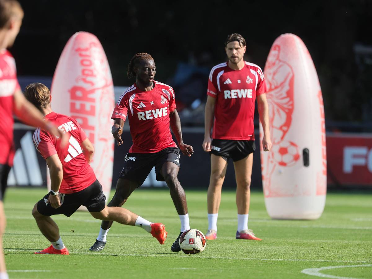 Dribbling von Gideon Mensah im Training des 1. FC Köln.