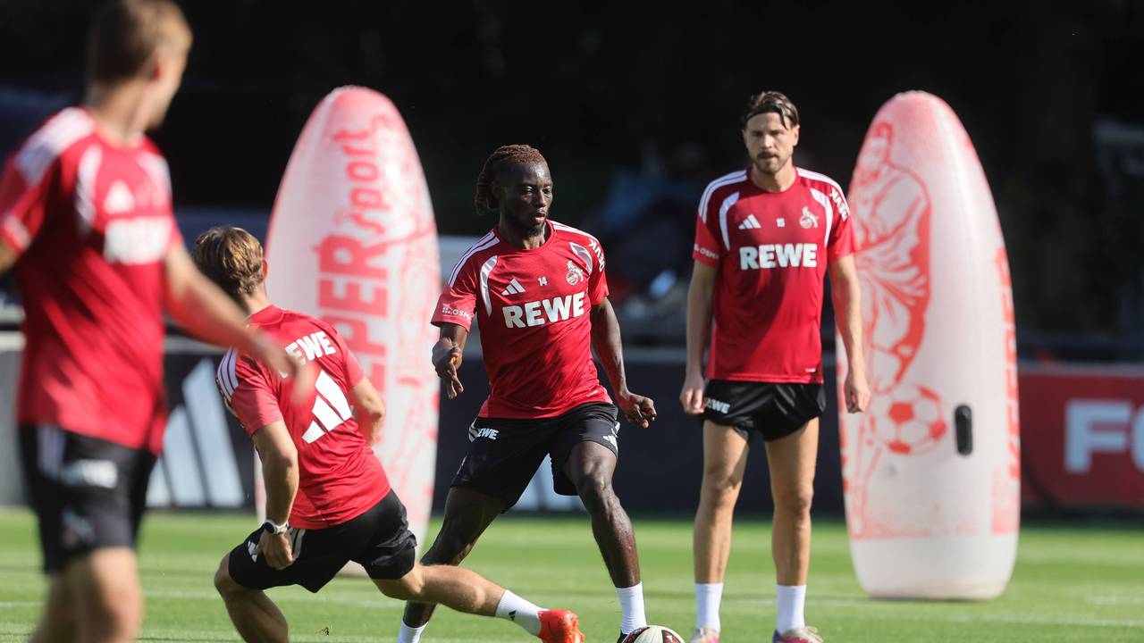 Dribbling von Gideon Mensah im Training des 1. FC Köln.
