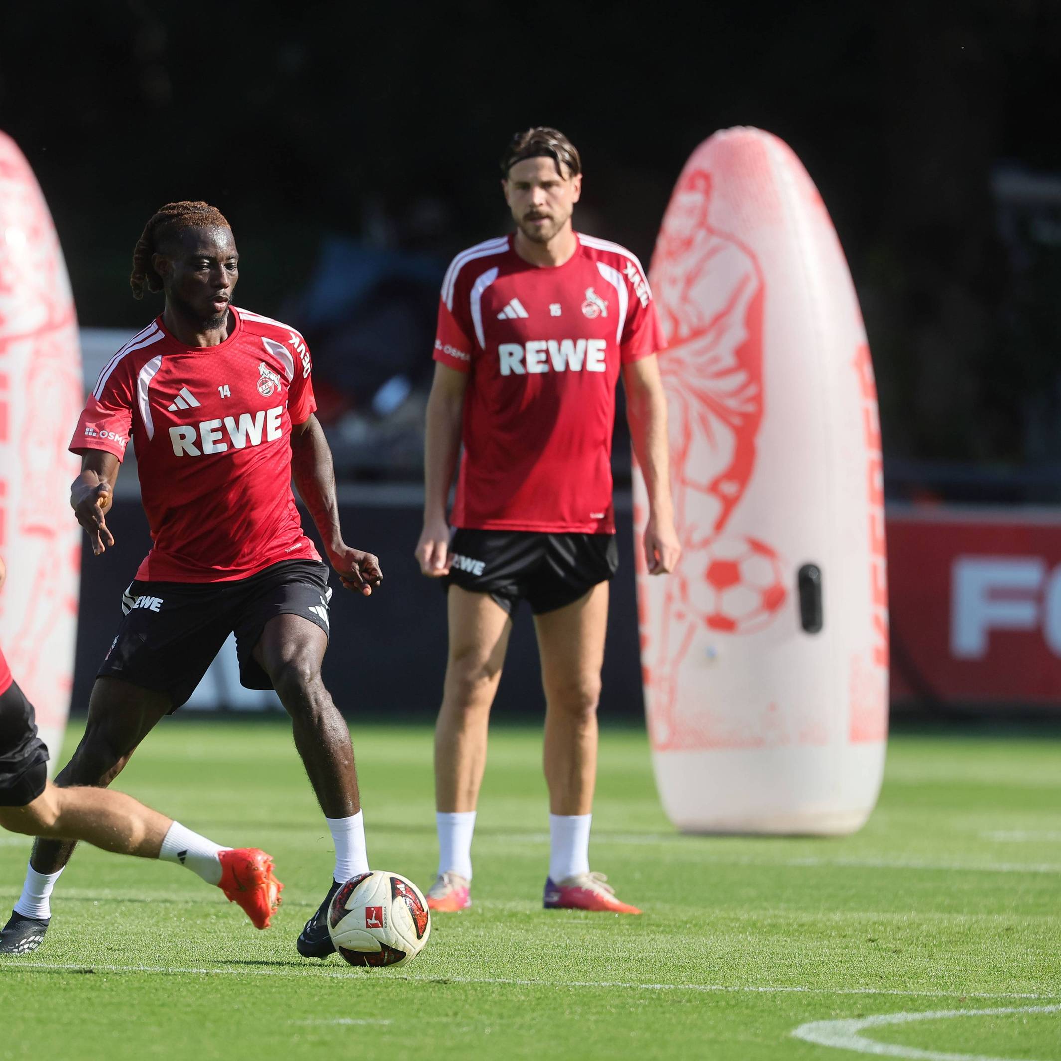 Dribbling von Gideon Mensah im Training des 1. FC Köln.