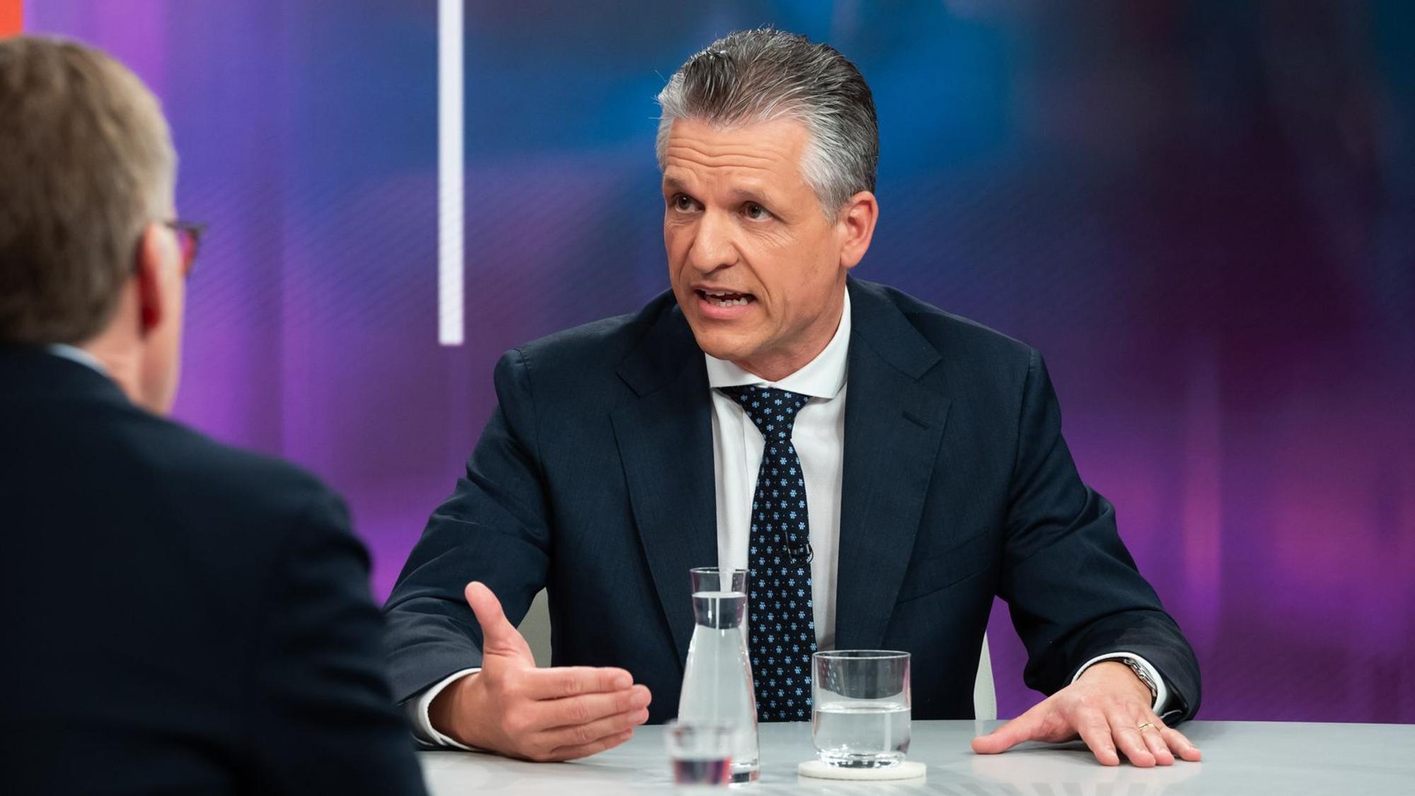 „Wir reformieren die ganze Zeit“, hielt Thorsten Frei (CDU) den Kritikern in der Runde entgegen. (Bild: ZDF/Jule Roehr )