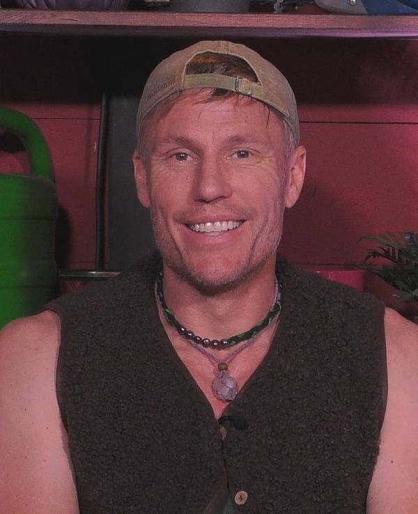 Christian Lell überraschte seine „Promi Big Brother“-Mitbewohnerinnen mit Beauty-OP-Kenntnissen. (Bild: Joyn)