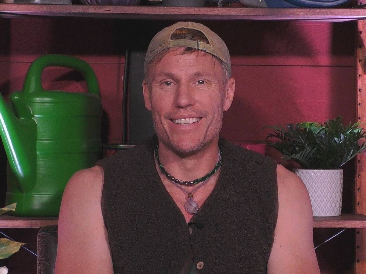 Christian Lell überraschte seine „Promi Big Brother“-Mitbewohnerinnen mit Beauty-OP-Kenntnissen. (Bild: Joyn)