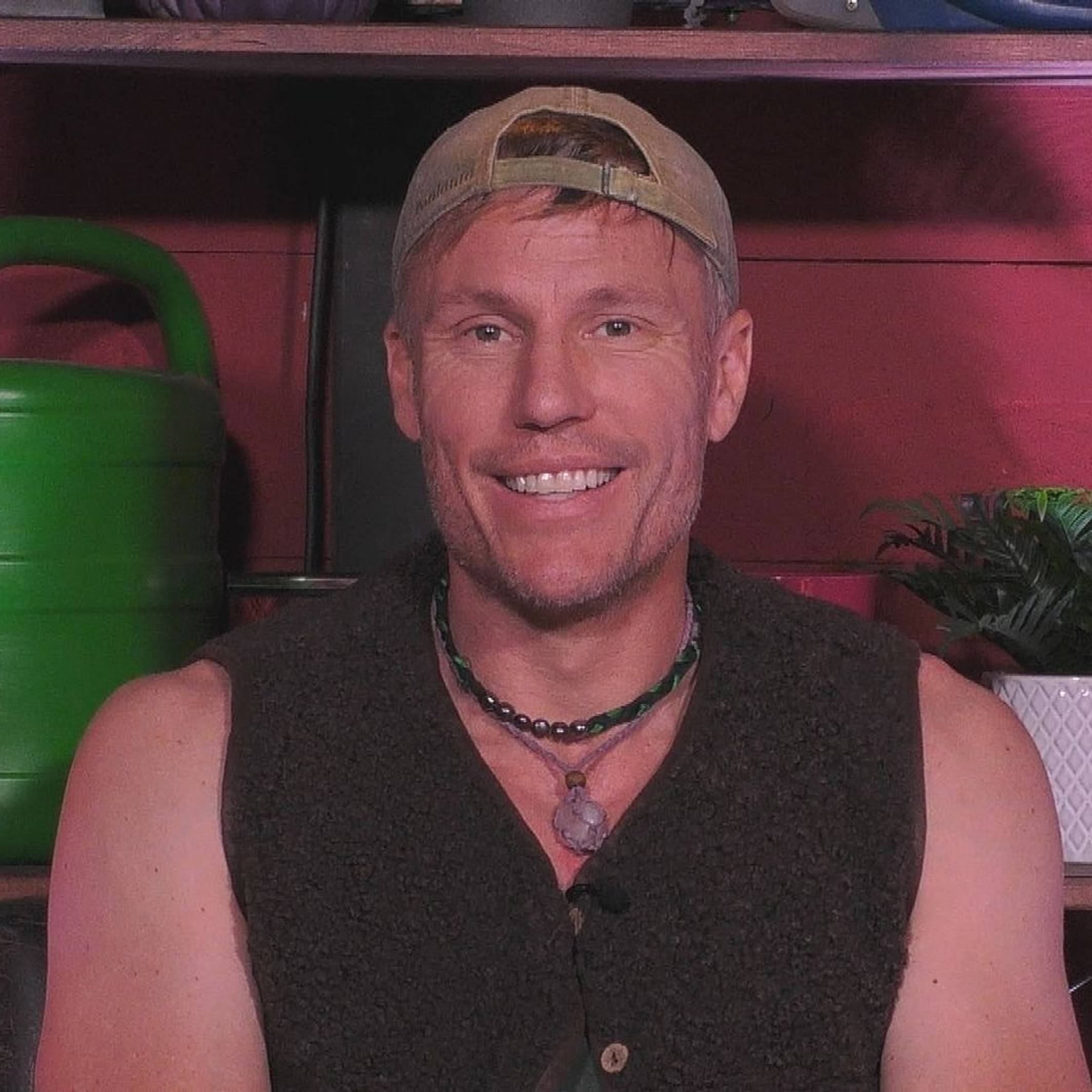 Christian Lell überraschte seine „Promi Big Brother“-Mitbewohnerinnen mit Beauty-OP-Kenntnissen. (Bild: Joyn)