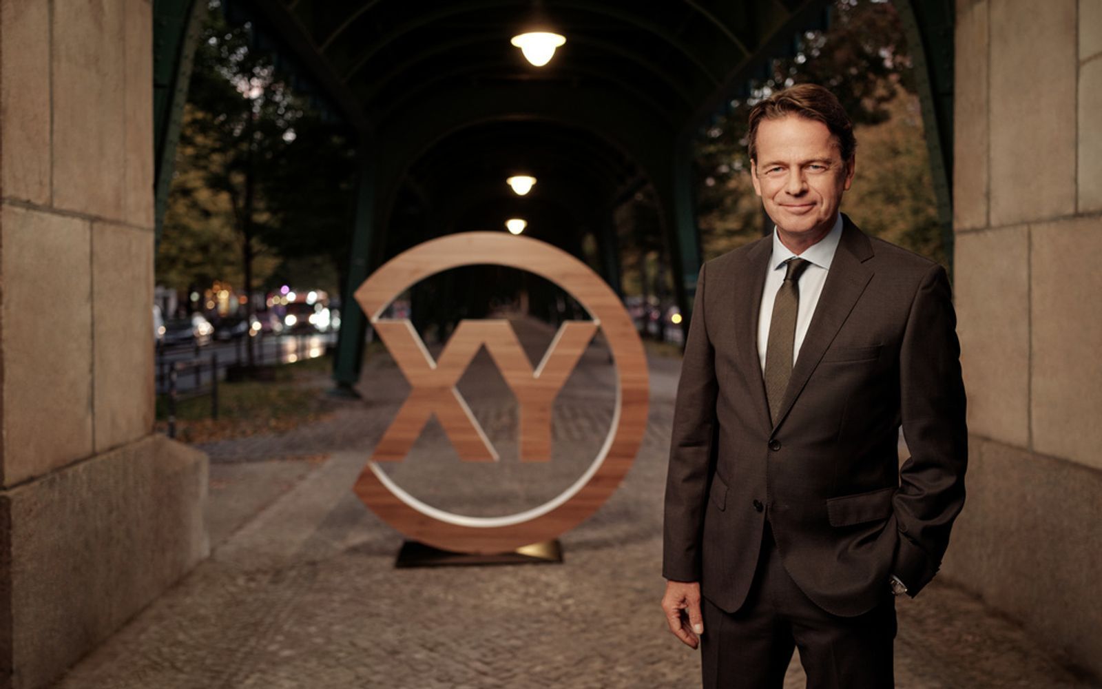 Rudi Cerne stellt bei „Aktenzeichen XY ... Ungelöst“ regelmäßig Fälle vor, die von der Kriminalpolizei noch nicht aufgeklärt werden konnten. (Bild: ZDF/Tobias Schult)
