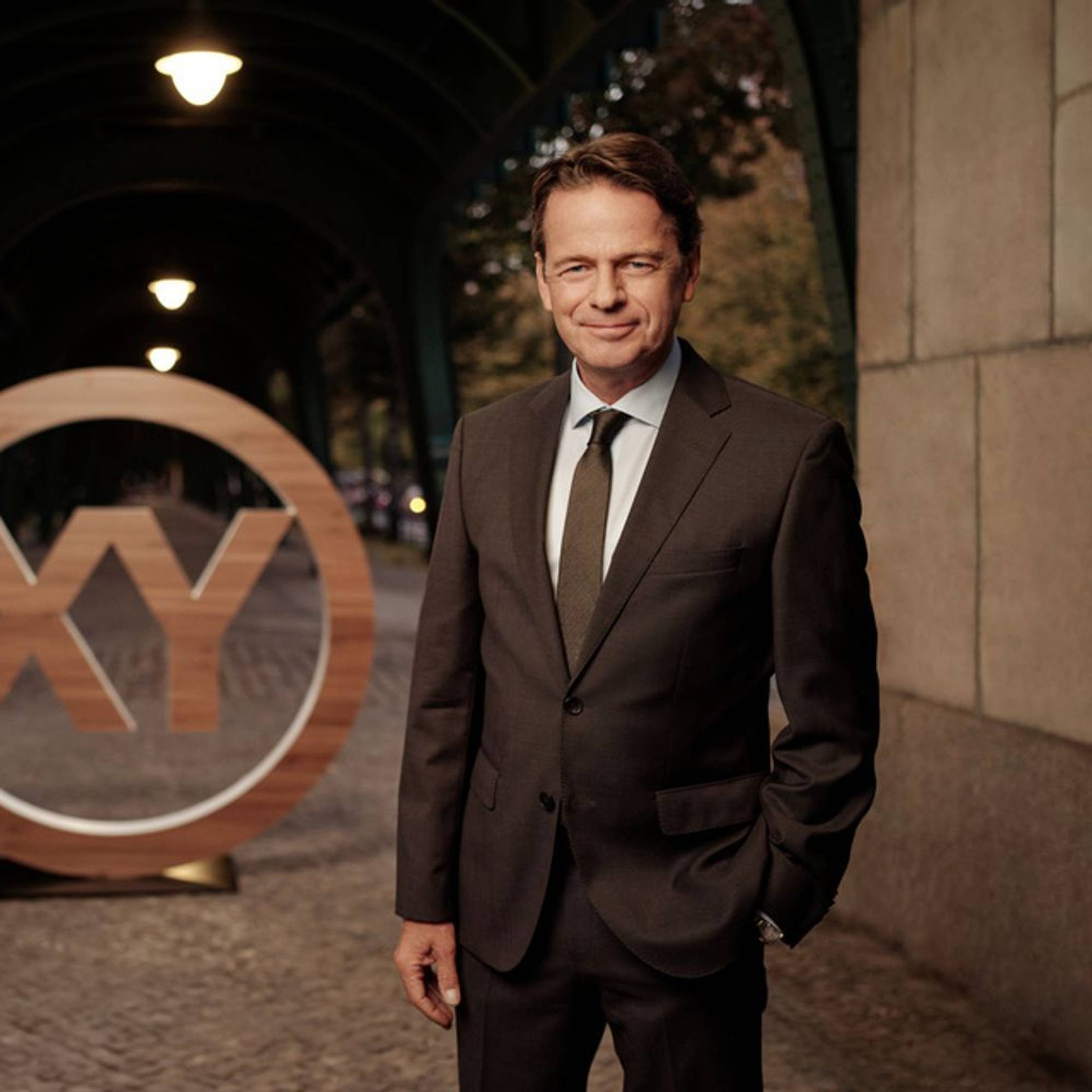 Rudi Cerne stellt bei „Aktenzeichen XY ... Ungelöst“ regelmäßig Fälle vor, die von der Kriminalpolizei noch nicht aufgeklärt werden konnten. (Bild: ZDF/Tobias Schult)
