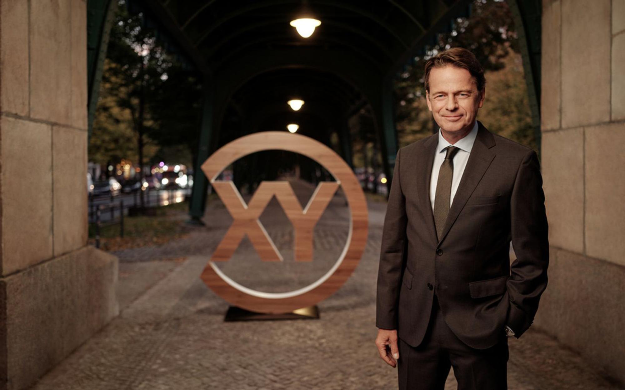 Rudi Cerne stellt bei „Aktenzeichen XY ... Ungelöst“ regelmäßig Fälle vor, die von der Kriminalpolizei noch nicht aufgeklärt werden konnten. (Bild: ZDF/Tobias Schult)
