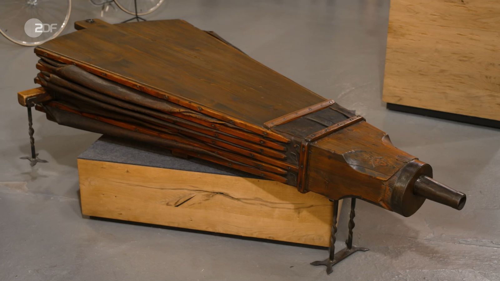 Der übergroße Blasebalg aus Nadelholz und Leder aus der Zeit zwischen 1900 und 1920 wurde auf 250 bis 350 Euro geschätzt. Jan Cizek kaufte das Riesending für 250 Euro. 
 (Bild: ZDF)