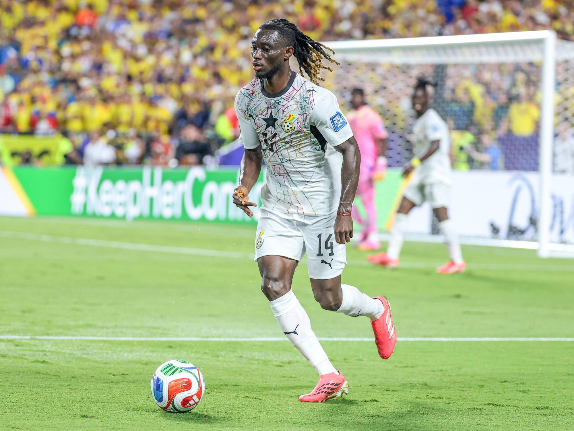 Gideon Mensah spielt im WM-Spiel für Ghana.