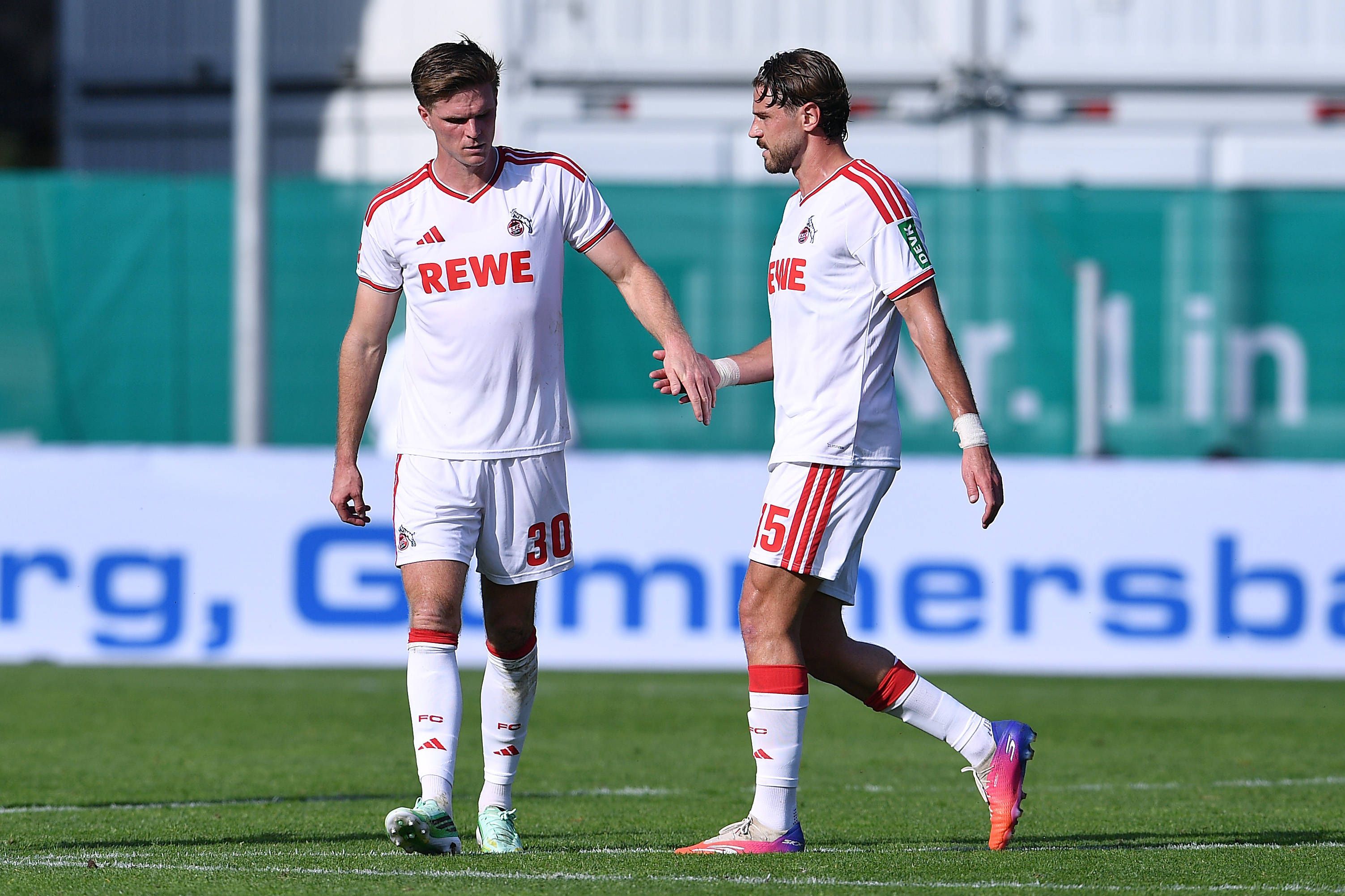 Marius Bülter klatscht mit Imad Rondic ab.