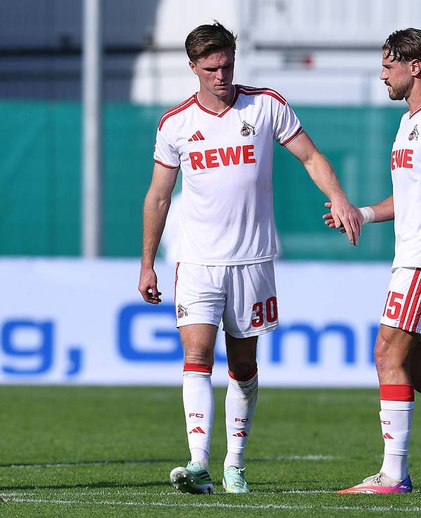 Marius Bülter klatscht mit Imad Rondic ab.