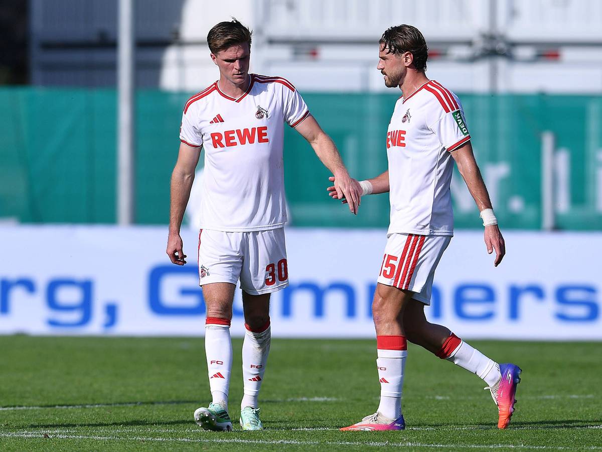 Marius Bülter klatscht mit Imad Rondic ab.