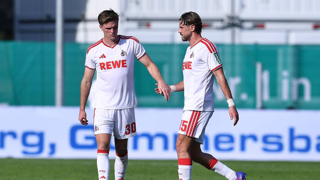 Marius Bülter klatscht mit Imad Rondic ab.